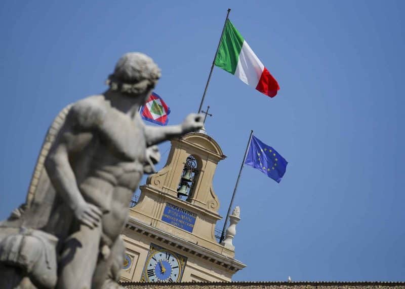 The Italian national flag flutters atop of the Quirinale presidential palace in Rome June 26, 2013. European Central Bank President Mario Draghi said the Italian treasury will issue a statement about a report that Italy risks big losses on derivatives contracts it restructured at the height of the euro zone crisis.   REUTERS/Max Rossi (ITALY - Tags: POLITICS BUSINESS) - RTX111A9
