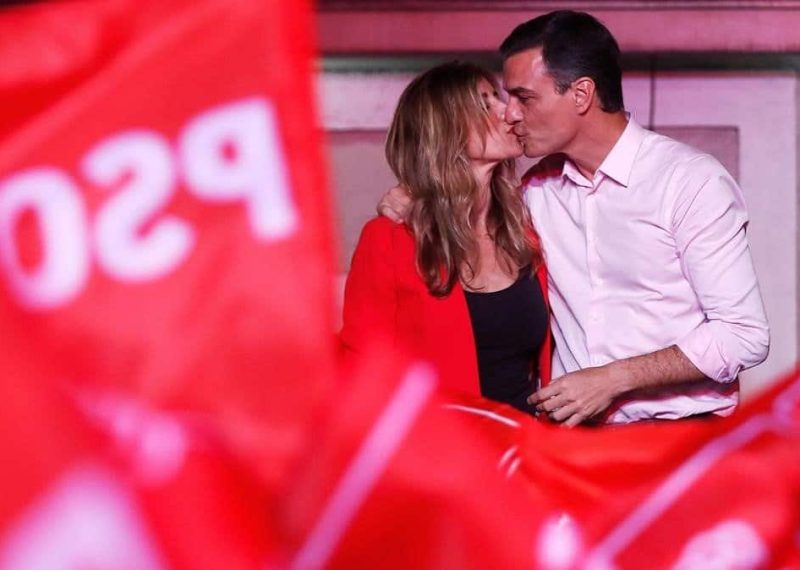 pedro-sanchez-esposa-begona-gomez-muestran-felicidad-ante-los-simpatizantes-del-psoe-1556491520231
