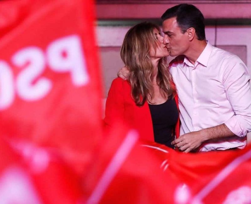 pedro-sanchez-esposa-begona-gomez-muestran-felicidad-ante-los-simpatizantes-del-psoe-1556491520231