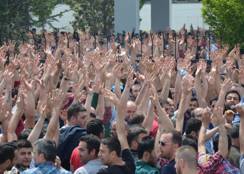 BURSA'DA DUN GECEDEN BERI URETIMIN DURDUGU OYAK RENAULT FABRIKASINDA ISCILERIN EYLEMI DEVAM EDIYOR. FOTO EDIP TEKIN/BURSA, (DHA)